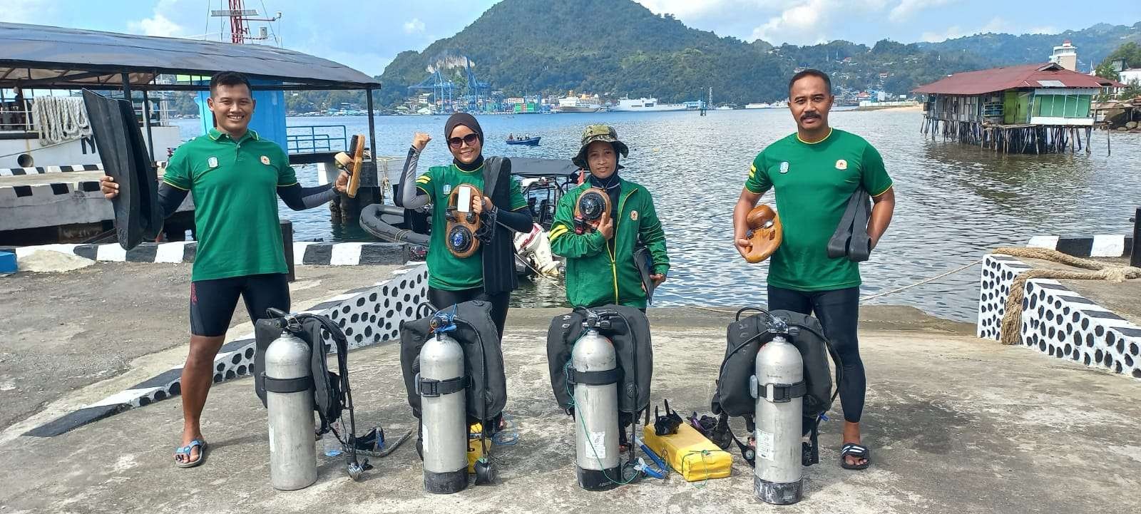 Atlet Selam Jatim bersiap melakukan latihan di perairan Kota Jayapura, Papua, Rabu 15 Oktober 2021. (Foto: Istimewa)