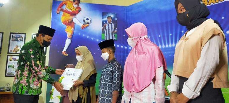 Bupati Pasuruan menyerahkan bantuan Jaring Pengaman Sosial kepada yatim piatu secara simbolis. (Foto: Dok Pasuruan)