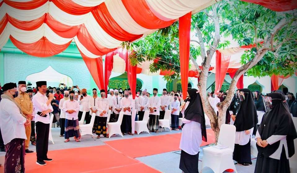 Seorang Santri Ulfa Ilma membacakan puisi yang berjudul "38 detik puisi untuk Presiden" (foto: Setpres)