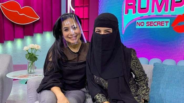 Mantan artis seksi Five Vi berhijab dan bercadar, pose bersama Fenny Rose. (Foto: Istimewa)