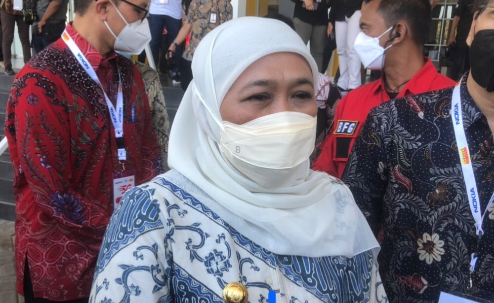 Gubernur Jatim, Khofifah Indar Parawansa saat menghadiri acara di ITS (Foto: Andhi Dwi/Ngopibareng.id)