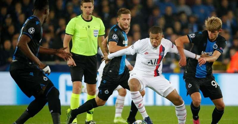 Kylian Mbappe dikawal ketat oleh para pemain Club Brugge setiap membawa bola. (Foto: Twitter/@PSG_inside)