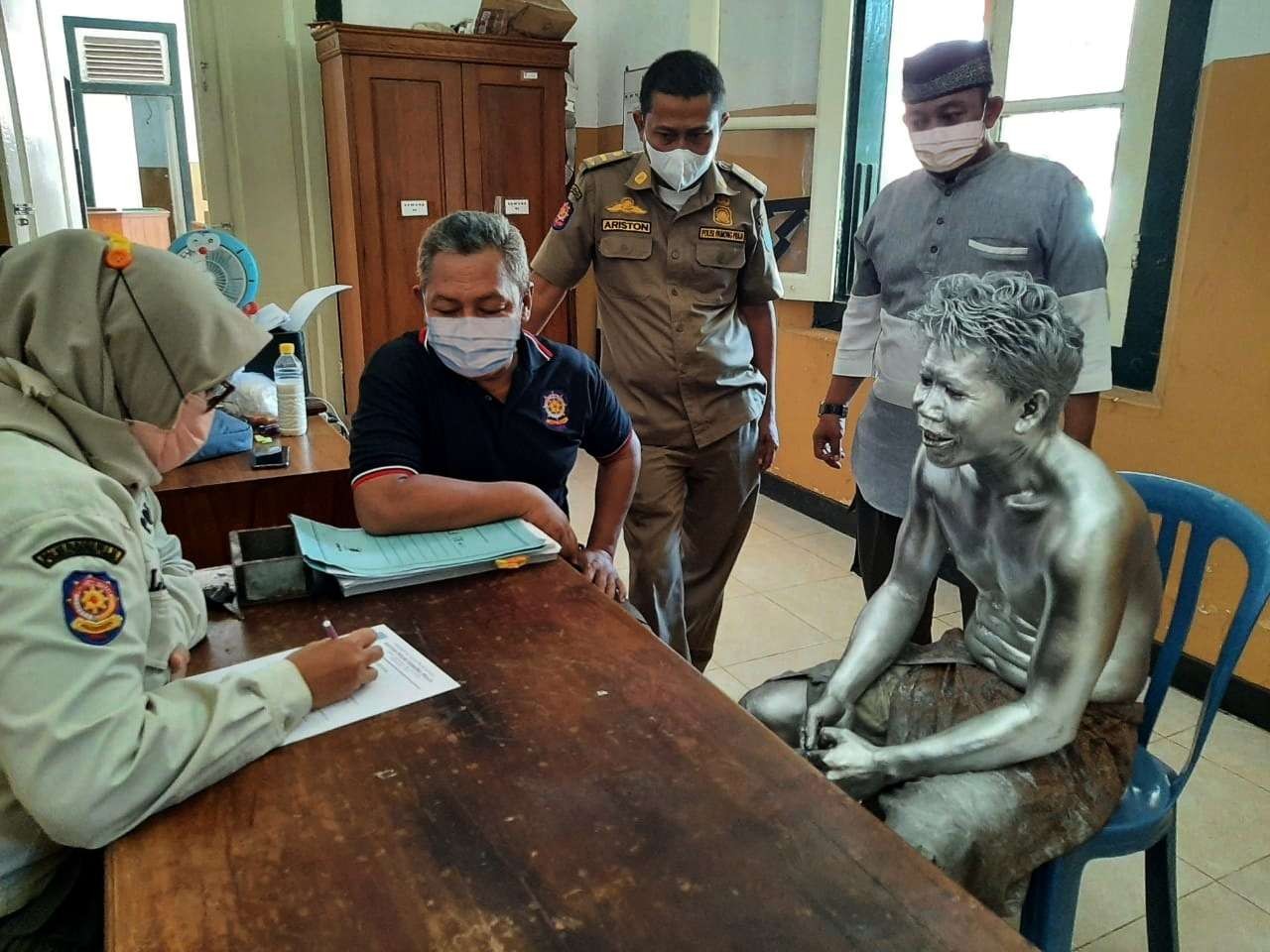 “Manusia Perak” saat diperiksa di kantor Dinas Satpol PP, Linmas, dan Damkar Kota Probolinggo. (Foto: Ikhsan Mahmudi/Ngopibareng.id)