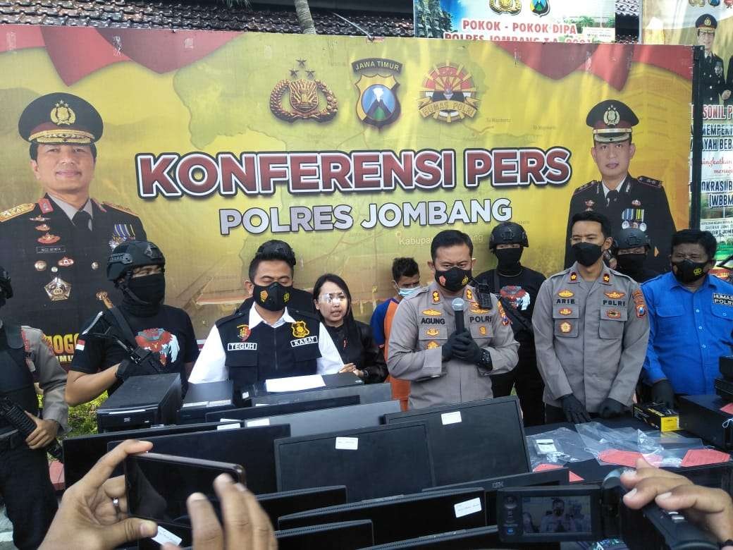 Kapolres Jombang AKBP Agung Setyo Nugroho menunjukkan barang bukti hasil pencurian di 22 sekolah. (Foto: Mardiansyah Triraharjo/Ngopibareng.id)