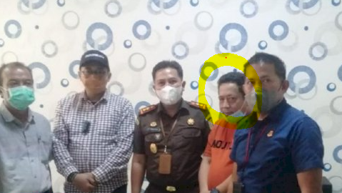 Tohadi mengenakan kaos oranye dengan maskernya yang melorot, terciduk setelah 13 tahun buron. (Foto: Istimewa)