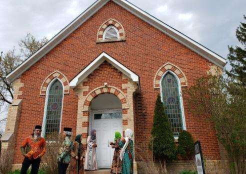 Sejumlah masyarakat Muslim Indonesia mengunjungi gedung yang akan dijadikan masjid di Georgetown, Ontario, Kanada. (Foto: Istimewa)