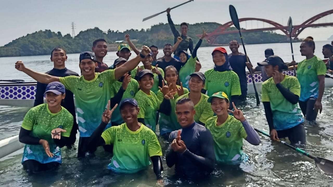 Tim Dayung Jatim usai menjalani latihan di Teluk Yotefa, Kota Jayapura. (Foto: Istimewa)