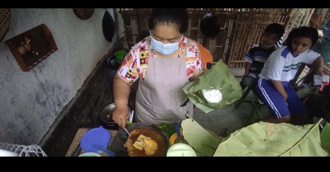 Masakan tradisional semua penyajian berbungkus godong jati. (Foto: Fendhy Plesmana/Ngopibareng.id)