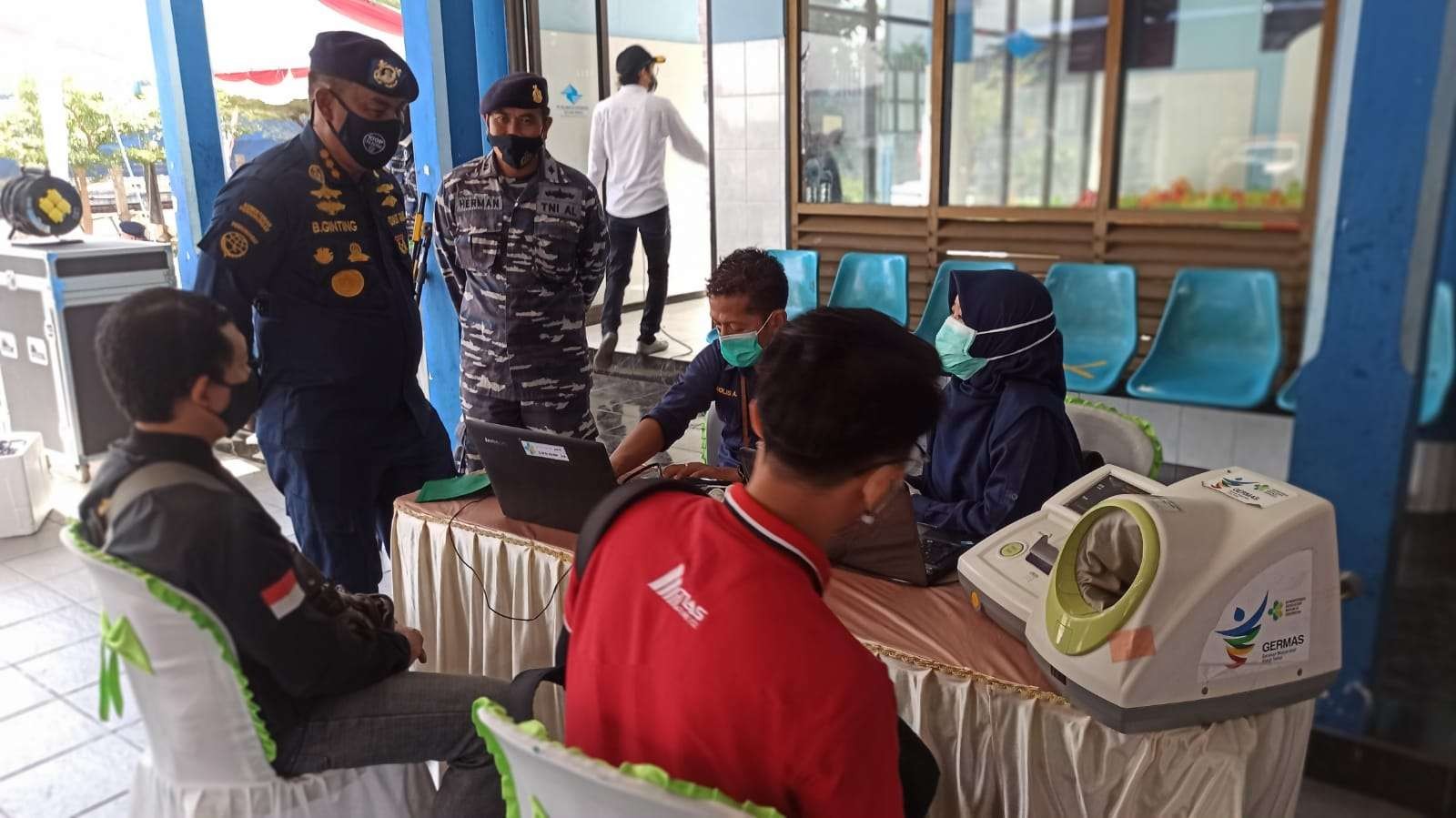 Sejumlah kru kapal yang belum menjalani vaksin covid-19 melakukan vaksinasi di terminal penumpang Pelabuhan Tanjungwangi Banyuwangi (foto: Muh Hujaini/Ngopibareng.id)