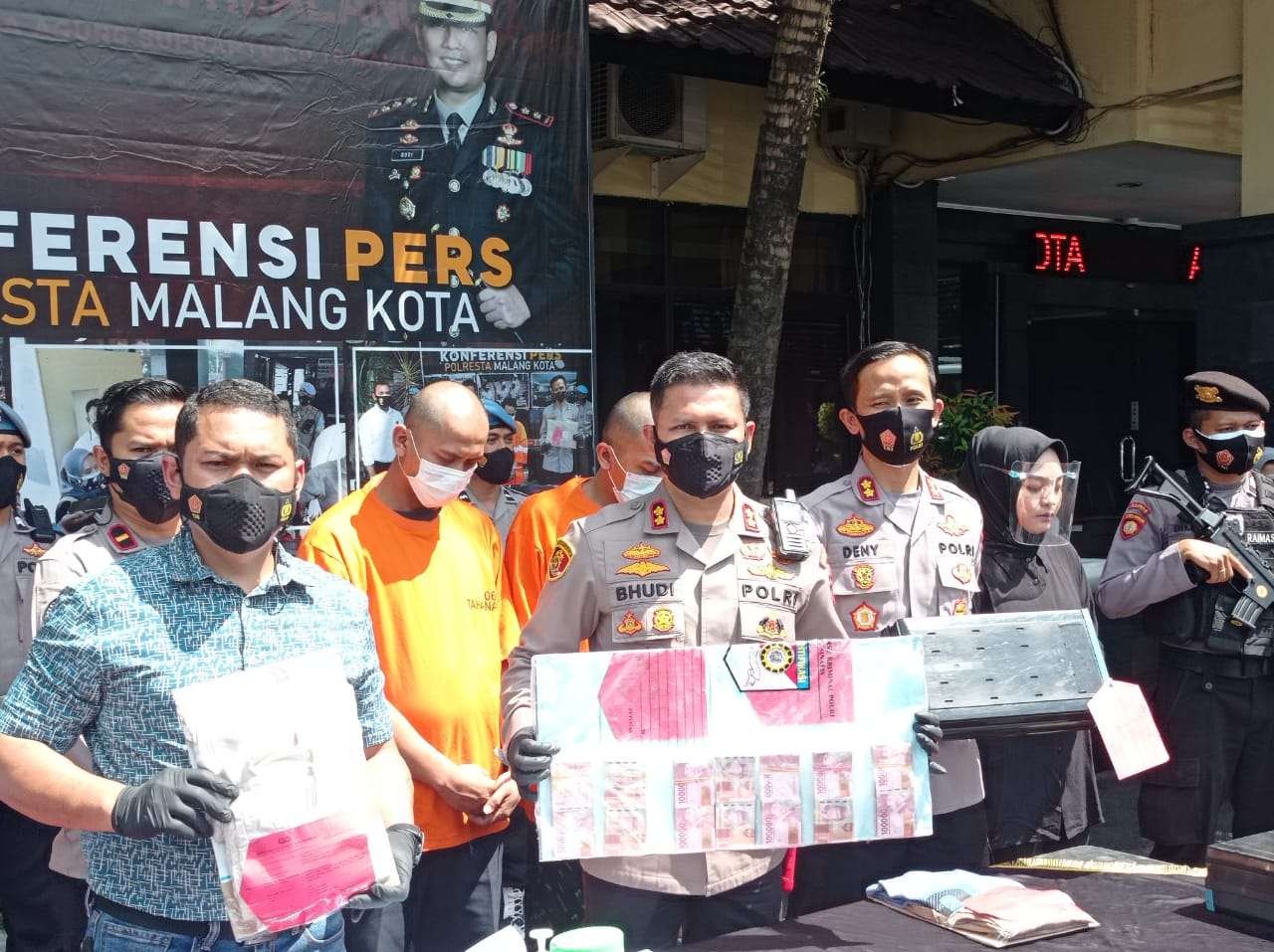 Sejumlah uang yang merupakan barang bukti kasus pembobolan 15 ATM (Foto: Lalu Theo/ngopibareng.id)