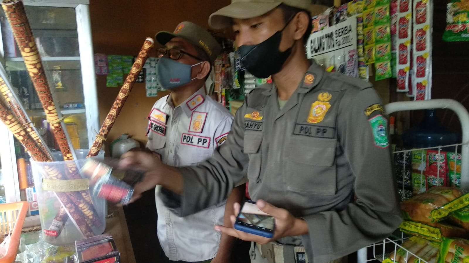 Operasi gabungan rokok ilegal. (Foto: Humas - DiskominfoLumajang)