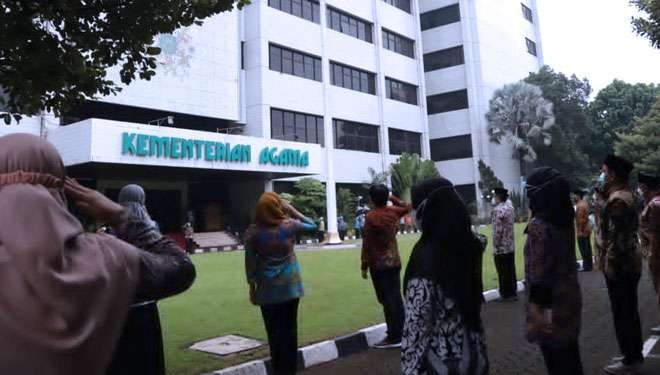 Upacara bendera dan doa setiap tanggal 17, dilaksanakan Aparatur Sipil Negara (ASN) Kementerian Agama (Kemenag). (Foto: Kemenag)