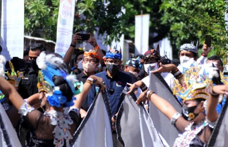 Tari Blekok menyambut Menparekraf RI Sandiaga Uno di Desa Wisata Kampung Blekok Kendit Situbondo, Jawa Timur. (Foto: Istimewa)