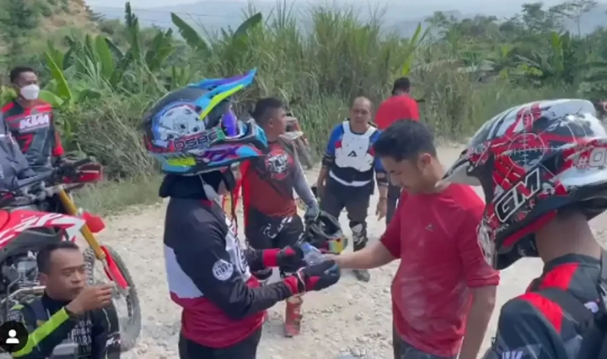 Hengky Kurniawan sedang diobati sang istri setelah terjatuh. (Foto: Instagram)