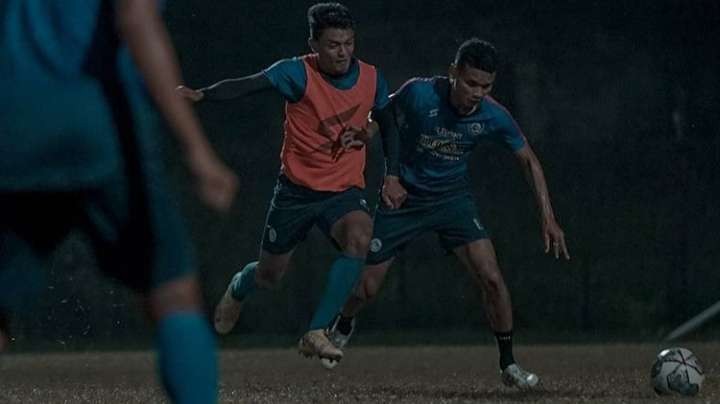 Pemain Arema FC saat menjalani sesi latihan jelang laga melawan PSS Sleman (Instagram: @aremafcofficial)