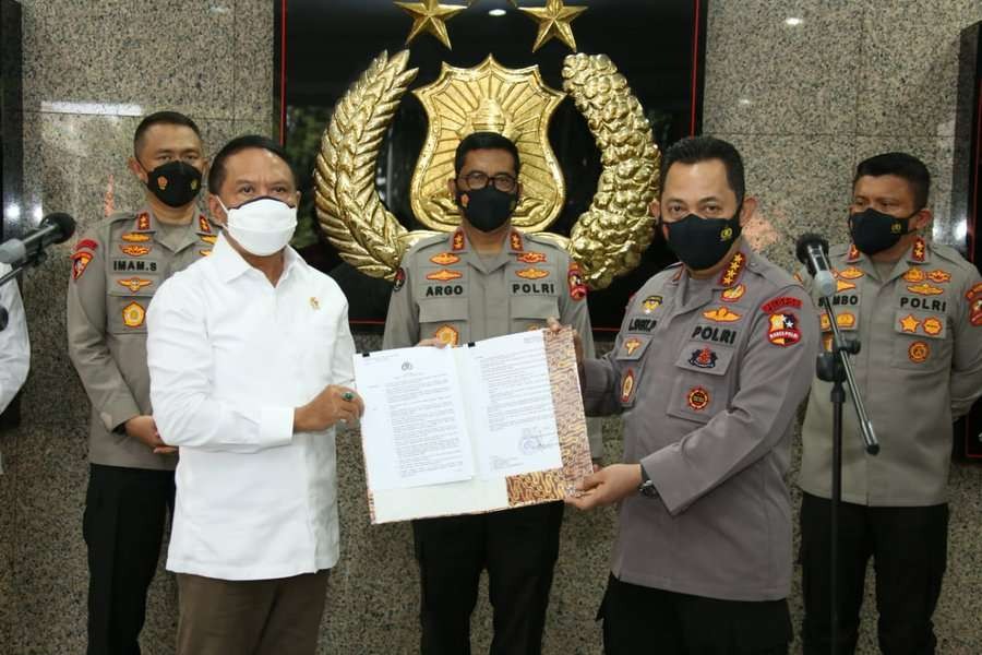 Menpora Zainudin Amali bersama Kapolri Listyo Sigit. (Foto: Kemepora)