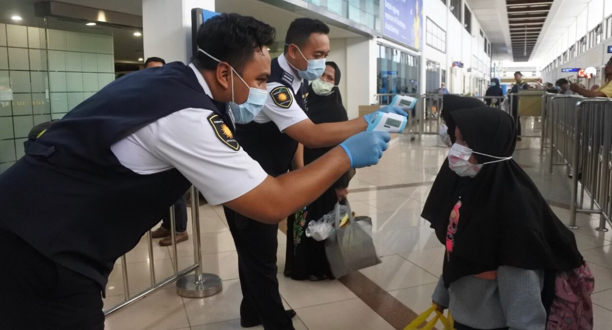 Petugas Bandara Juanda saat mengecek suhu tubuh penumpang (Foto: Humas Bandara Juanda)