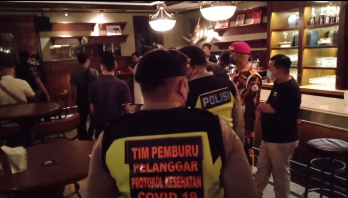 Tim pemburu protokol kesehatan, saat merazia restoran di Jalan Raya Kertajaya, Surabaya. (Foto: Istimewa)