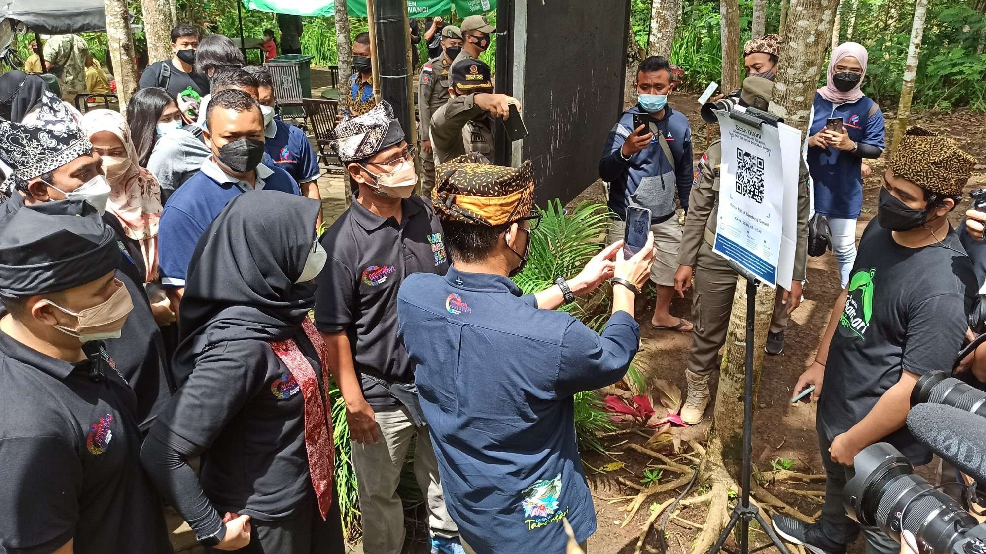 Sandiaga Uno melakukan scan barcode di pintu masuk wisata Sendang Seruni di Desa Wisata Tamansari Banyuwangi (foto: Muh Hujaini/Ngopibareng.id)