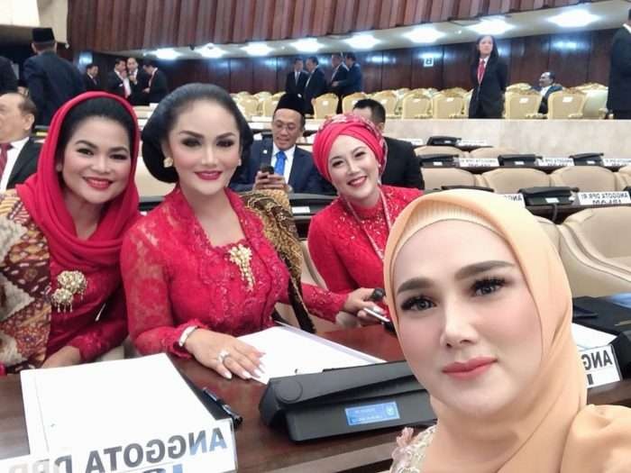 Mulan Jameela foto bareng Krisdayanti dan anggota dewan lainnya. (Foto: Instagram)