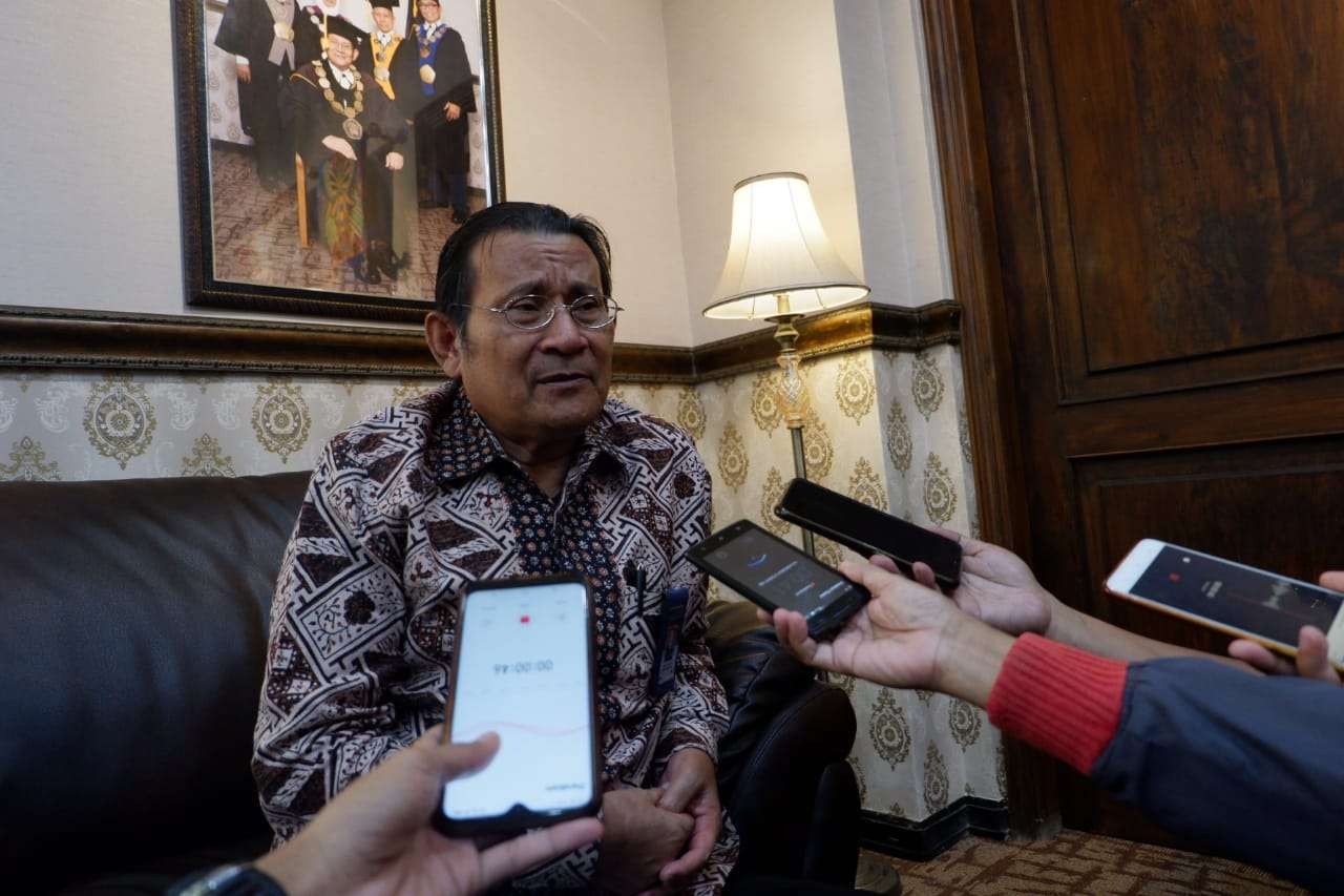 Rektor Universitas Brawijaya, Nuhfil Hanani saat berada di ruang kerjanya (Foto: Lalu Theo/ngopibareng.id)