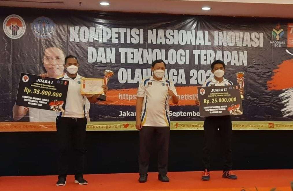 Tim Dosen UNESA berhasil merancang Smart Footwork Badminton Trainer yang mendapat apresiasi dari Kemenpora RI. (Foto: Istimewa)