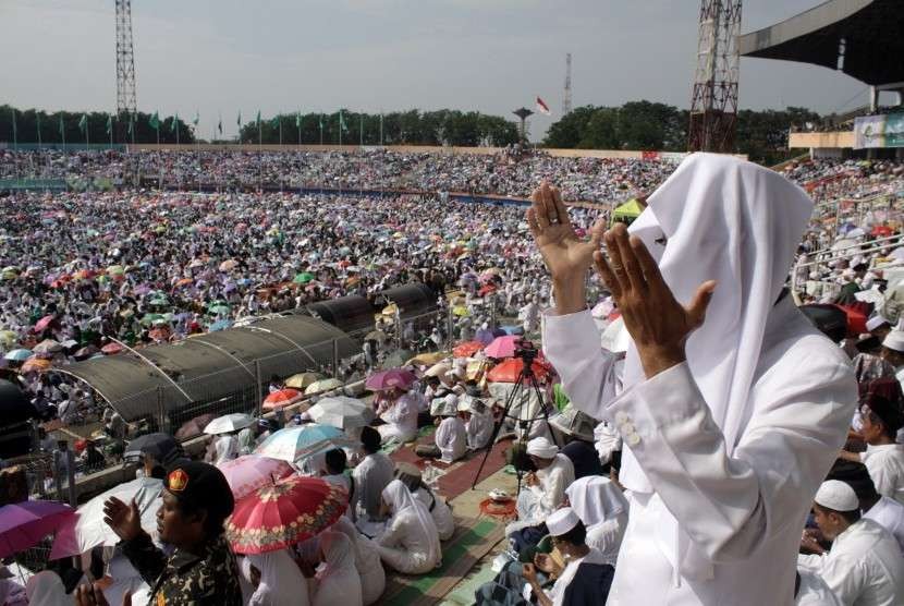 Warga Nahdliyin bershalawat, khususnya Shalawat Badar yag khas itu.(Foto: Ilustrasi)