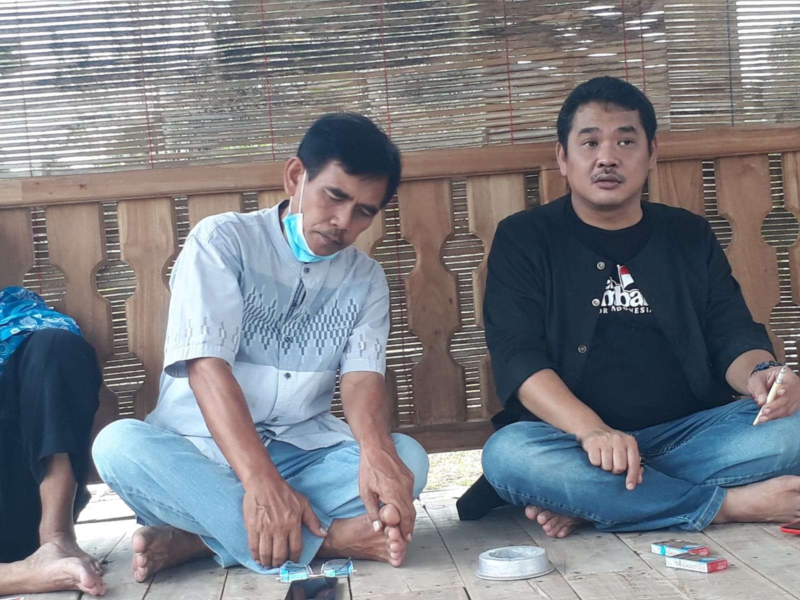 Wakil Bupati Jombang, Sumrambah (kanan), menjabat Ketua KTNA Propinsi Jawa Timur saat ditemui Ngopibareng.id di Gubuk Kebun Durian Desa Ngaglik, Kecamatan Srengat, Kabupaten Blitar, Sabtu 18 September 2021. (Foto: Choirul Anam/Ngopibareng.id)