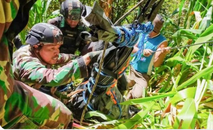 Proses evakuasi jenazah nakes perempuan tewas di Kiwirok, Papua. (Foto: Twitter)