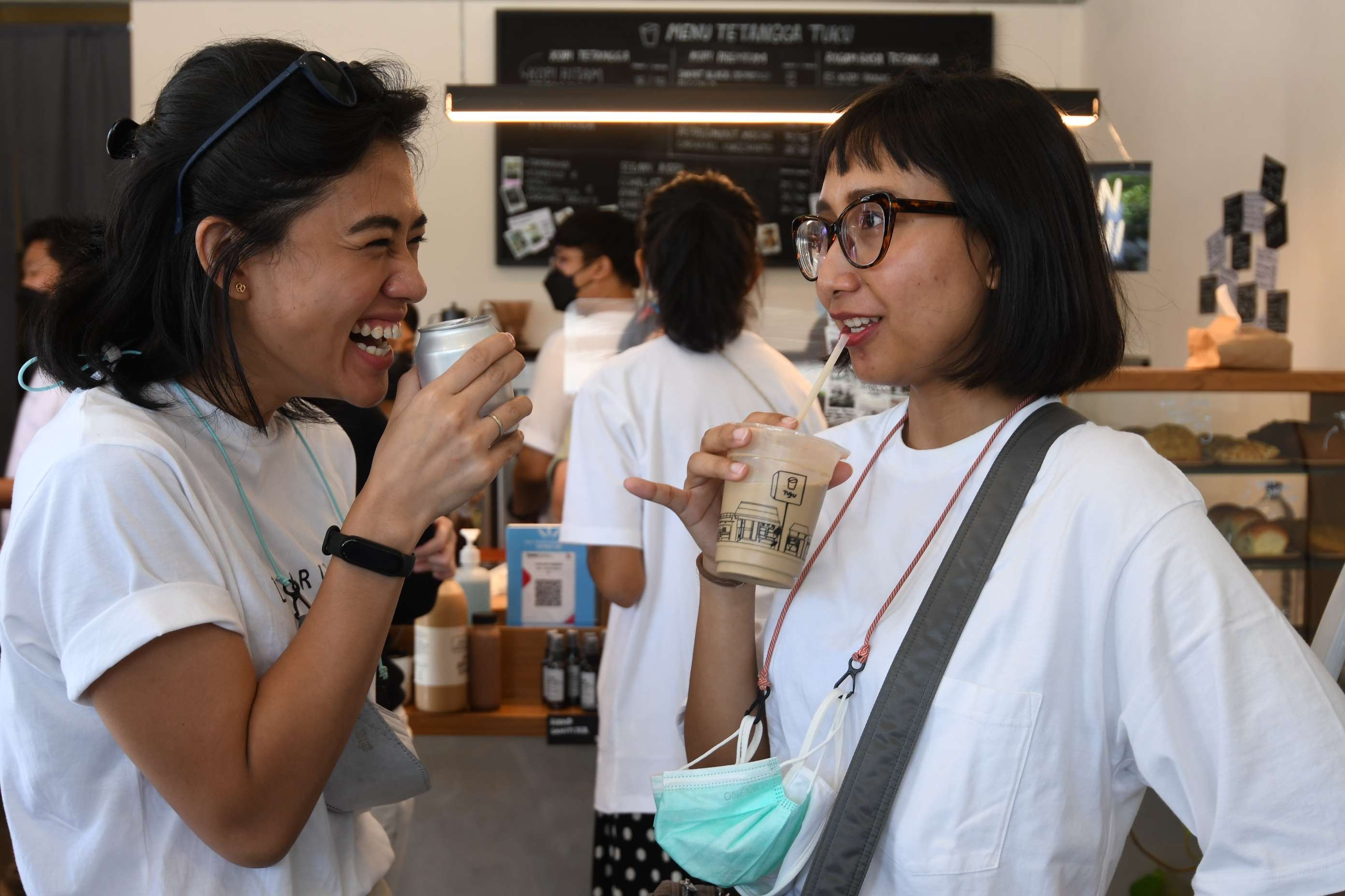 Tetangga Tuku, saat menikmati es kopi sus tetangga. (Foto: Istimewa)