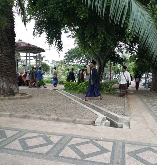 Sejumlah peziarah melewati Alun-alun Kota Pasuruan menuju makam KH. Abdul Hamid.