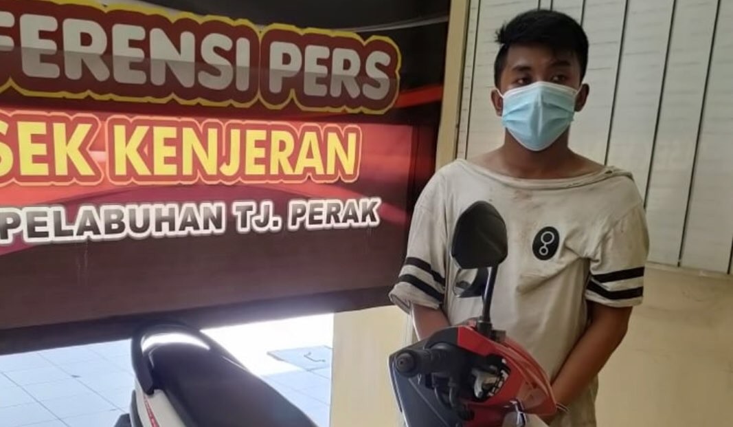 Tersangka bersama barang bukti usai digelandang ke Polsek Kenjeran (Foto: istimewa)