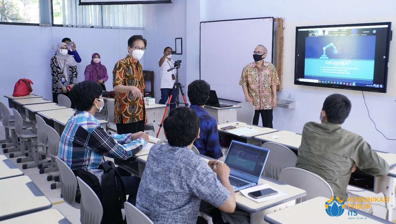 Penerapan kuliah hybrid di ITS hari pertama, Senin, 20 September 2021.