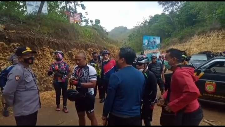 Jajaran Pemerintah Kota (Pemkot) Malang saat mencoba masuk Pantai Kondangmerak (Foto: istimewa)