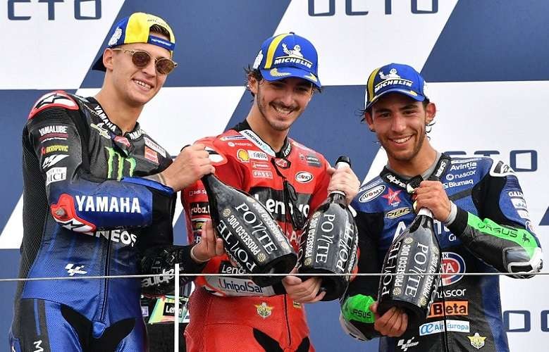 Juara MotorGP San Marino, Minggu 19 September 2021: Francesco Bagnaia (tengah) diapit Fabio Quartararo dan Enea Bastianini. (Foto: Twitter MotoGP)