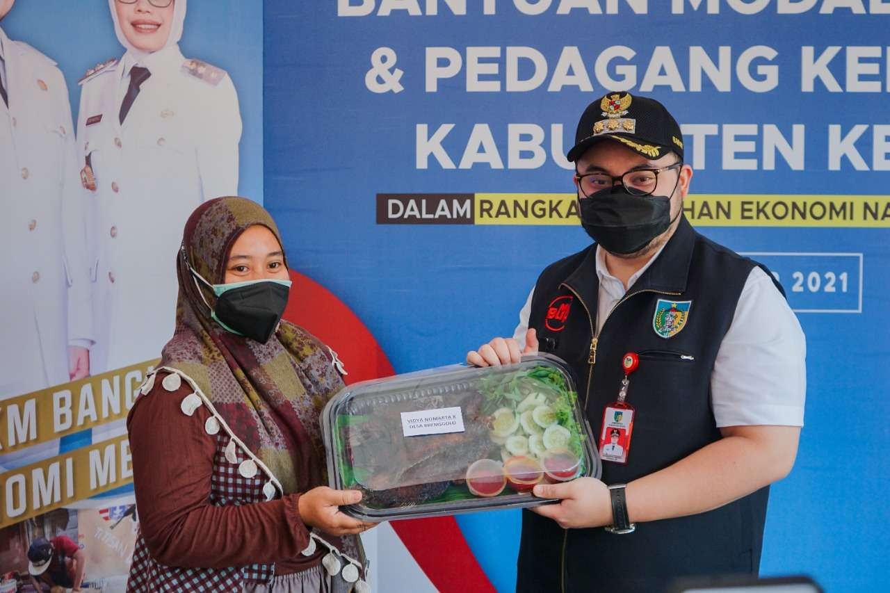 Bupati Kediri Hanindhito Himawan Pramana berikan bantuan (Foto: istimewa)