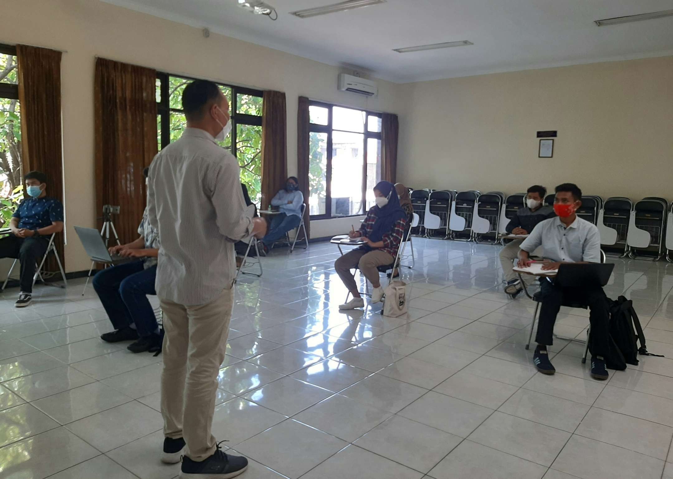 Suasana PTM hari pertama di Unesa kampus Ketintang Surabaya, Senin 20 September 2021. (Foto: Pita Sari/Ngopibareng.id)