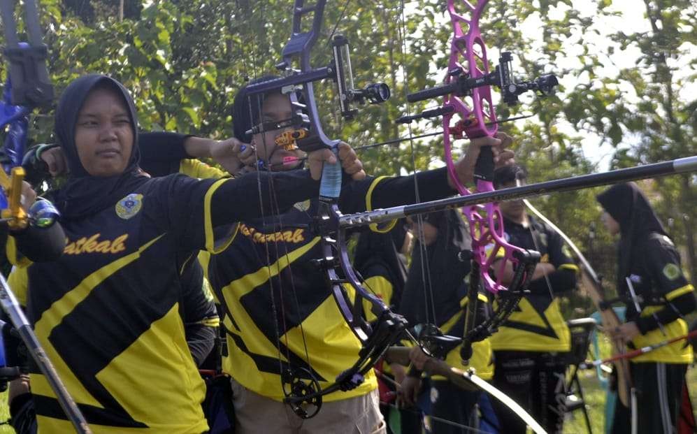 Pemanah putra dan putri Bondowoso optimistis metaih medali emas tampil di kandang pada Porprov Jatim VII. (foto:guido/Ngopi bareng. Id)