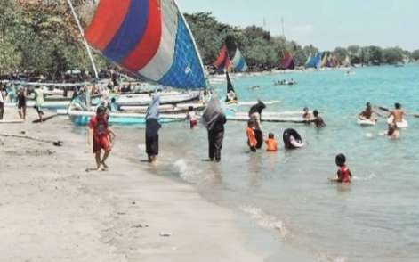 Wisatawan mulai ramai mengunjungi objek wisata alam Pantai Pasir Putih, begitu tahu Situbondo masuk PPKM Level 1.(Foto: Guido/Ngopibareng.id).