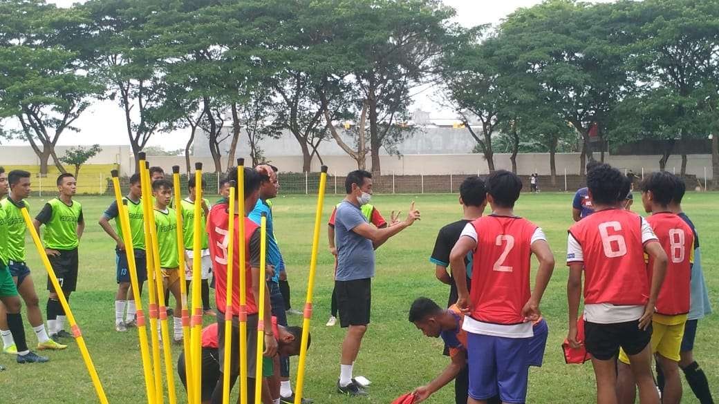 Pelatih Persedikab Tony Ho di depan para pemainya saat latihan (Foto: Fendy Plesmana/ngopibareng.id)