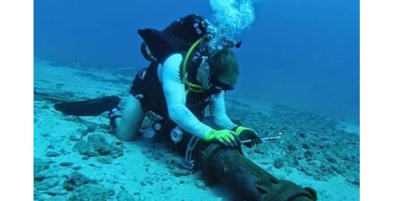 Ilustrasi pengerjaan kabel laut Jasuka, layanan jaringan internet IndiHome dan Telkomsel. (Foto: Dok. Telkomsel)