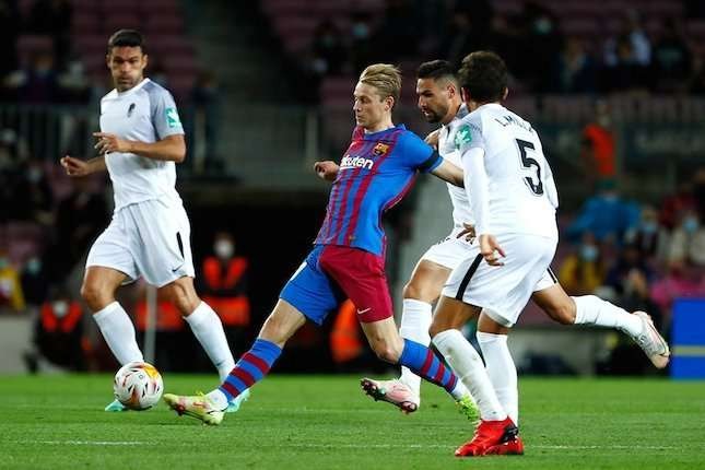 Frenkie de Jong dikepung 3 pemain Granada.(Foto: AP)