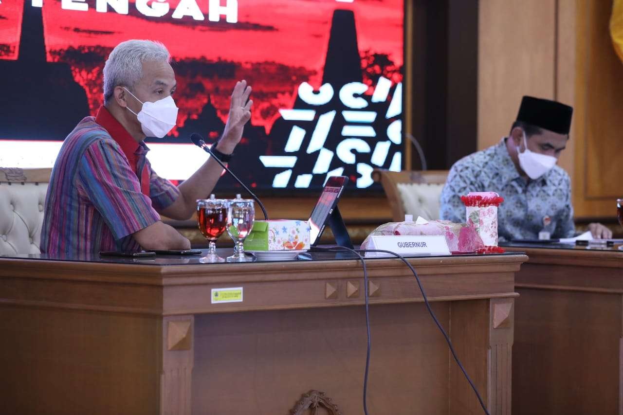 Gubernur Ganjar saat memimpin rapat evaluasi penanganan Covid-19 di kantornya, Selasa, 21 September 2021. (Foto: Dok Jateng)