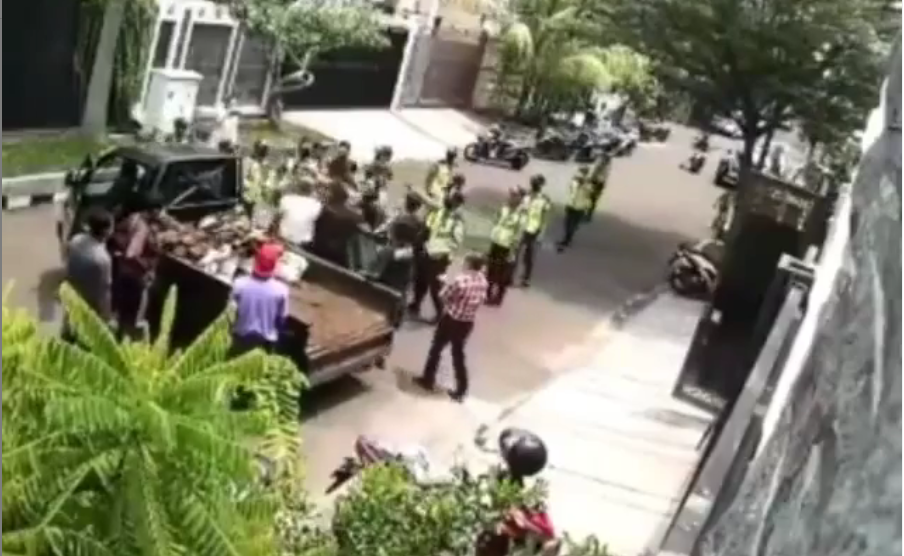 Video berisi belasan oknum sekuriti sedang memeras warga, viral di media sosial. (Foto: Tangkapan layar)