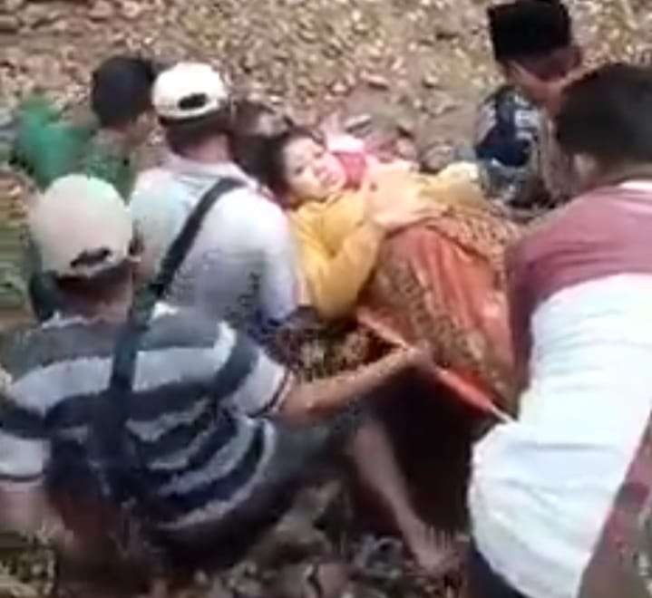 Rosidatul ditandu sejumlah warga melintasi sungai curam (Foto: tangkap layar video)