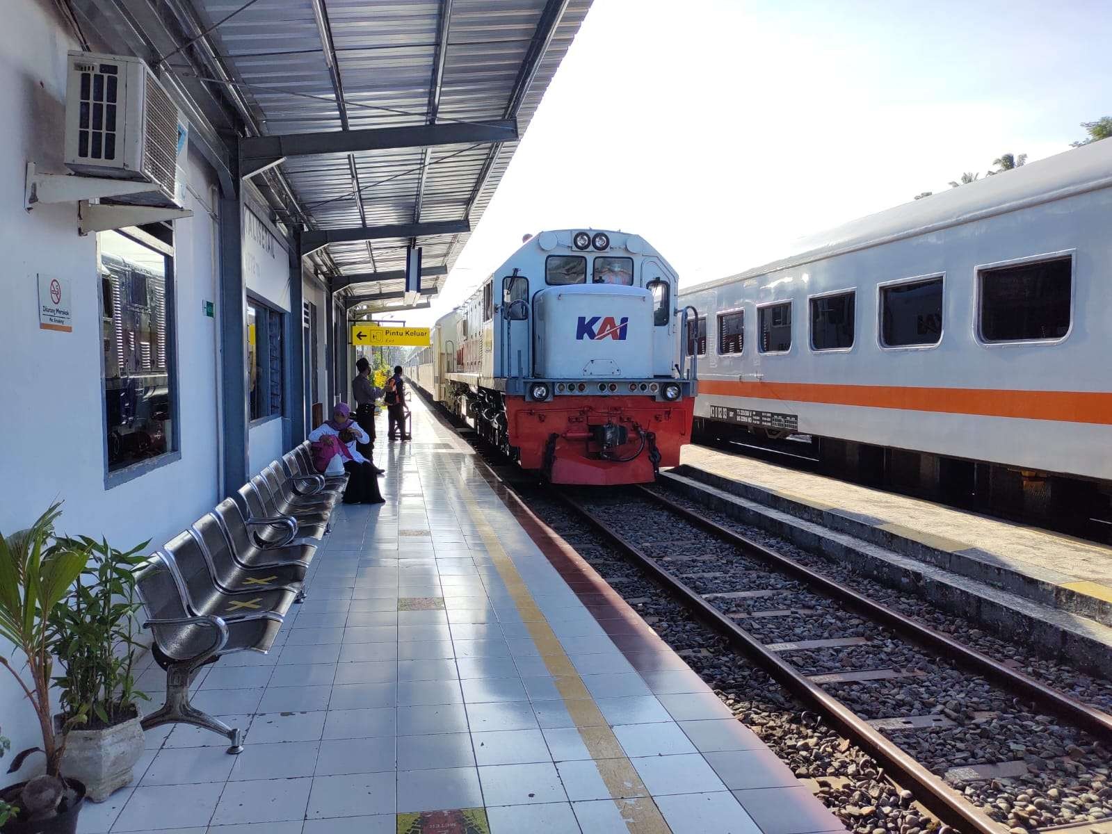 Aktivitas masyarakat di salah satu Stasiun Kereta Api (foto: istimewa)