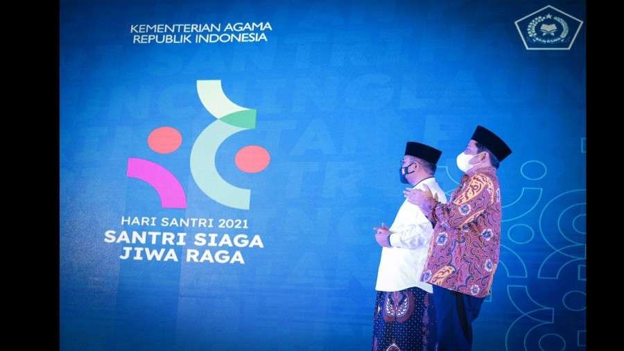 Menag Yaqut didampingi Dirjen Pendis merilis tema dan logo Hari Santri 2021, Selasa 21 September 2021. (Foto: Kemenag)