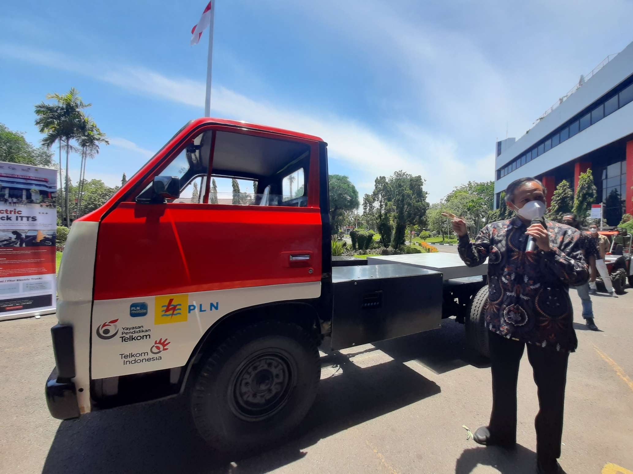 Rektor ITTS, Tri Arief saat menunjukan truk listrik hasil buatan timnya. (Foto: Pita Sari/Ngopibareng.id)