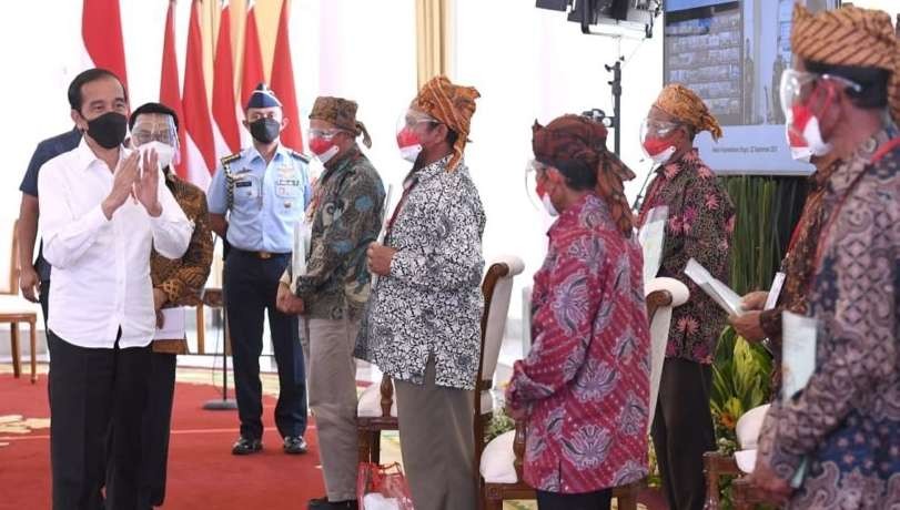 Presiden menyerahkan sertifikat tanah hasil redistribusi reforma agraria ( Foto:Setpres)