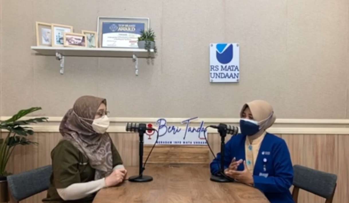 Dokter Irma dalam podcast Beri Tanda saat menjelaskan mengenai mata juling. (Foto: Tangkapan layar)